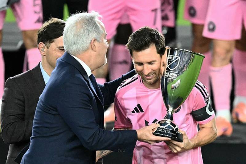 Những giá trị vượt ngoài sân cỏ